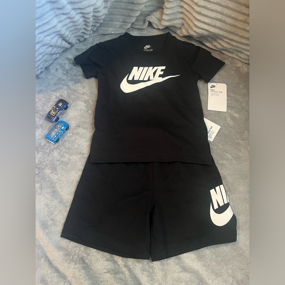 Nike Boys Shirt and Boys Shorts Set Sportswear Black and White Size 3-4 Years